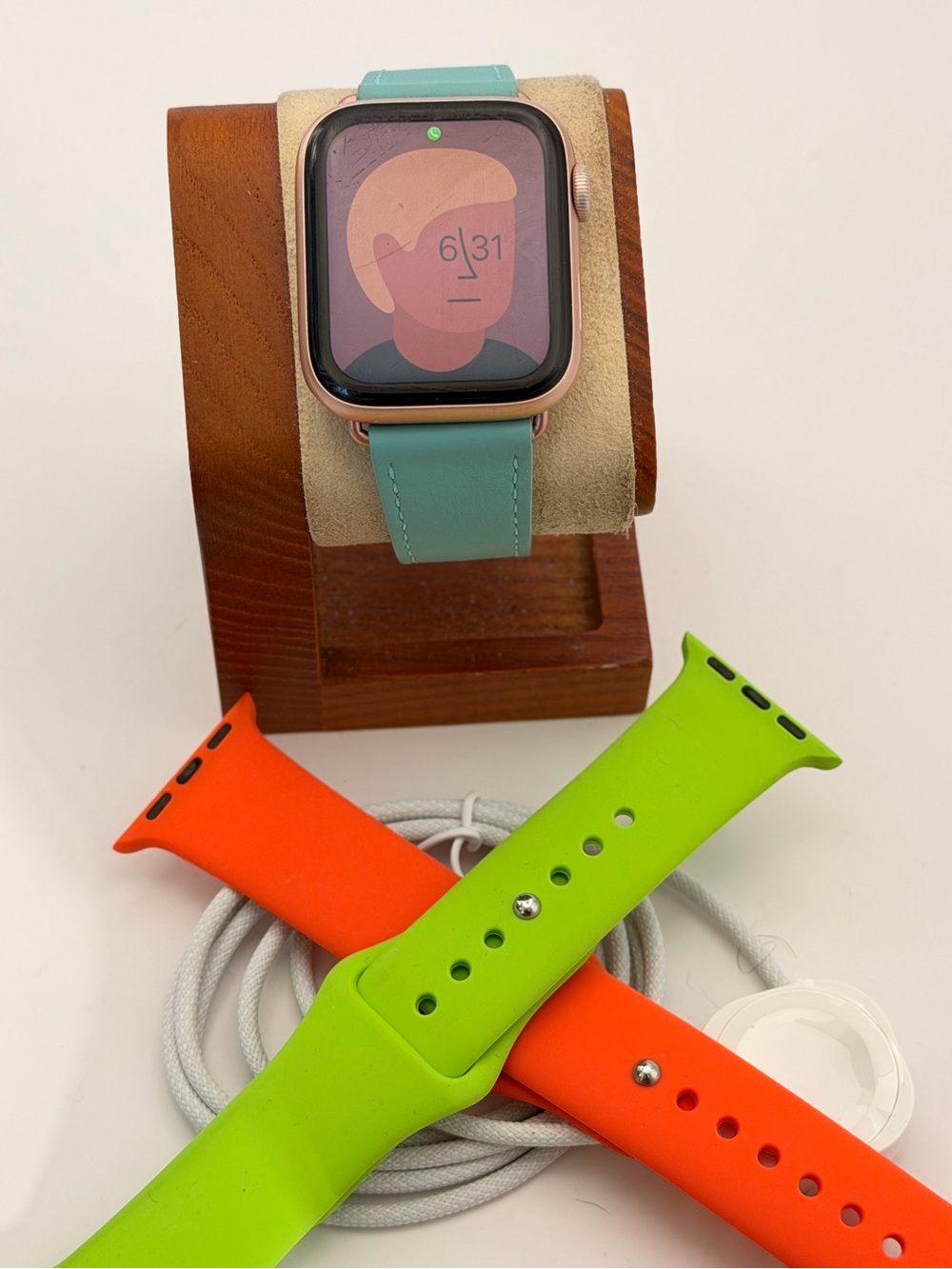 Apple Watch Series 5, Gold, 44mm, New Leather Band, Charger included, Tested